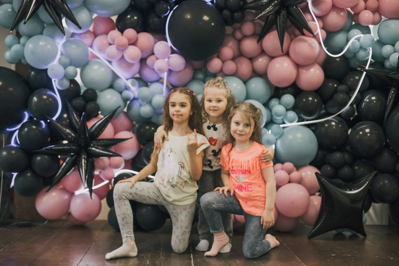 Девочки у праздничной фотозоны БебиБосс